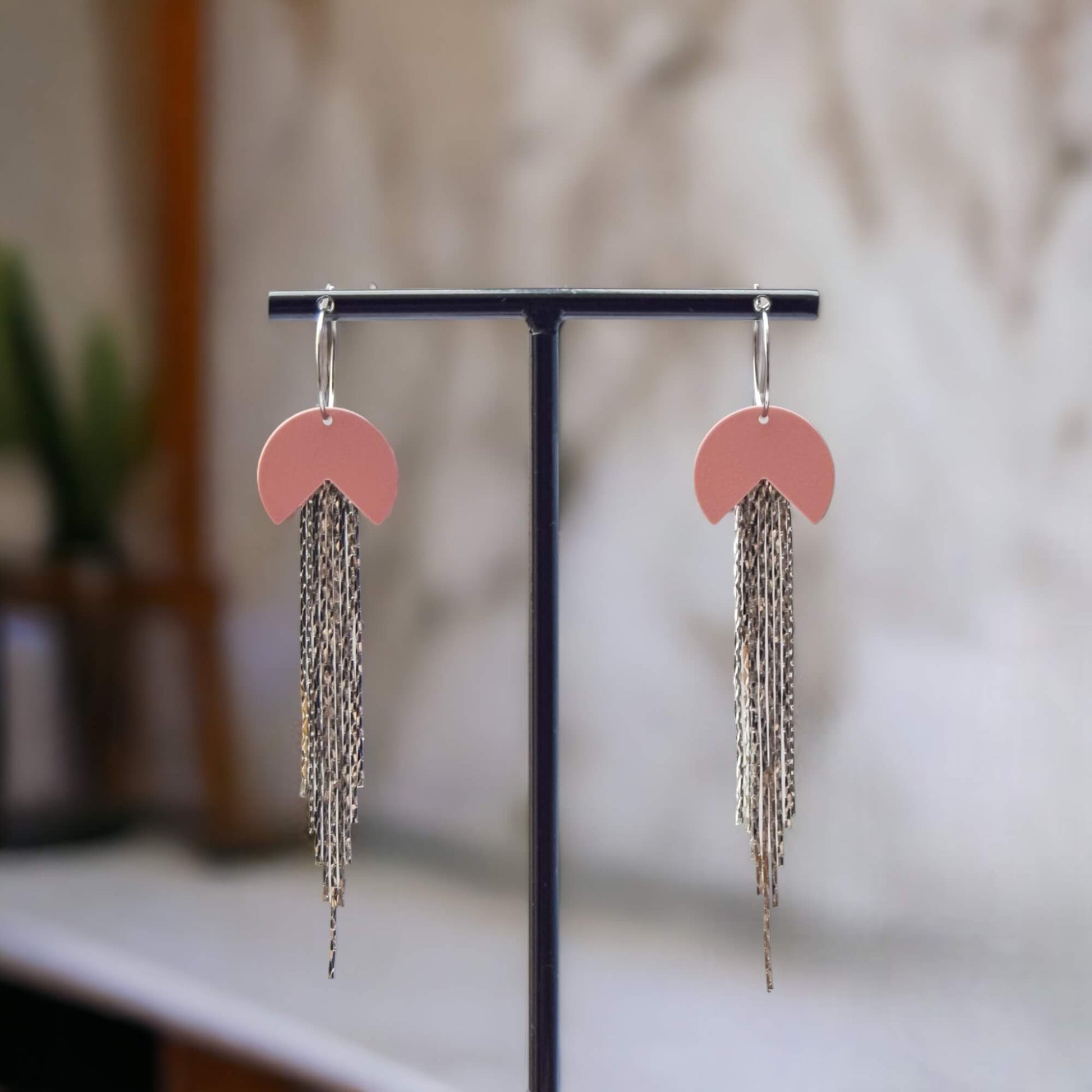 Amy - Lange, stralende zilverkleurige oorbellen met een kleurrijke touch - Oorbellen - Keelin Design