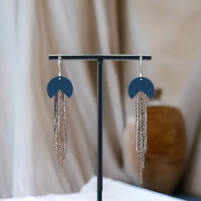 Amy - Lange, stralende zilverkleurige oorbellen met een kleurrijke touch - Oorbellen - Keelin Design