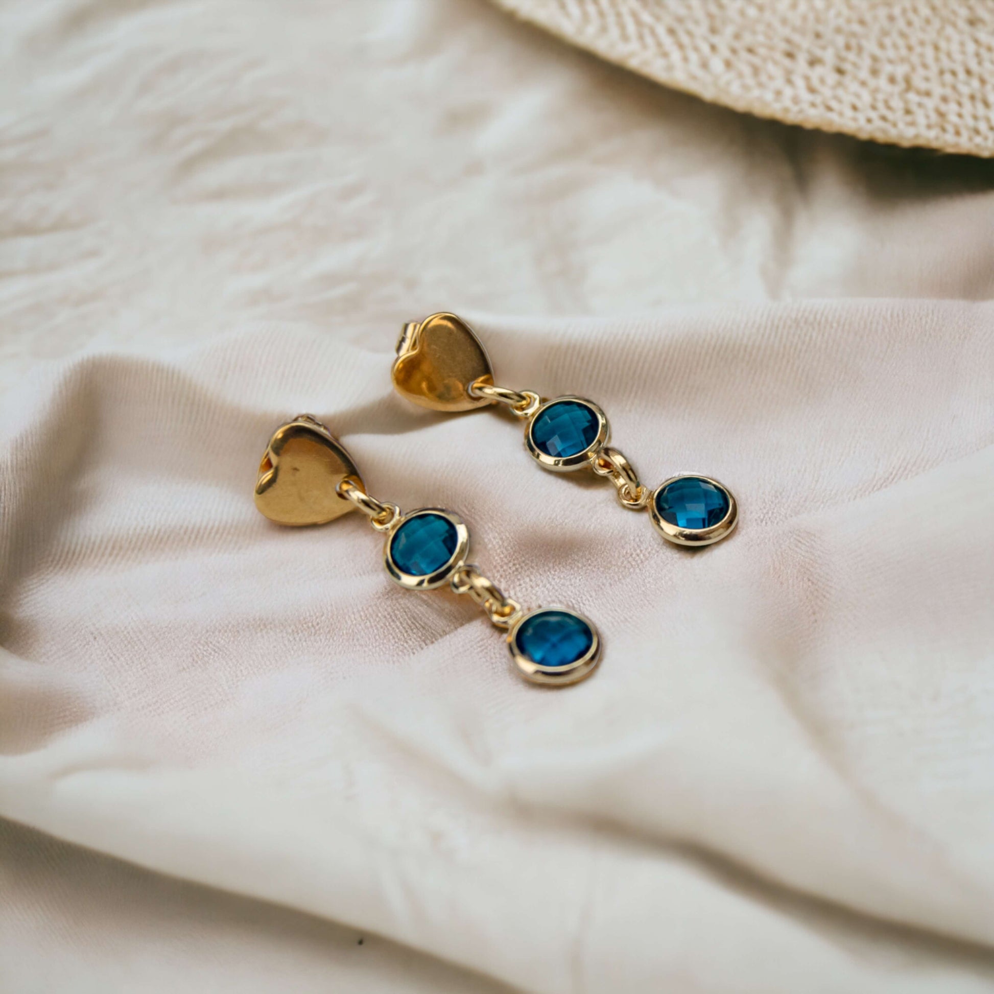Alexia - Fijne 18K Gold Filled oorbellen in prachtig stralende kleuren met hartjes oorstekers - Oorbellen - Keelin Design