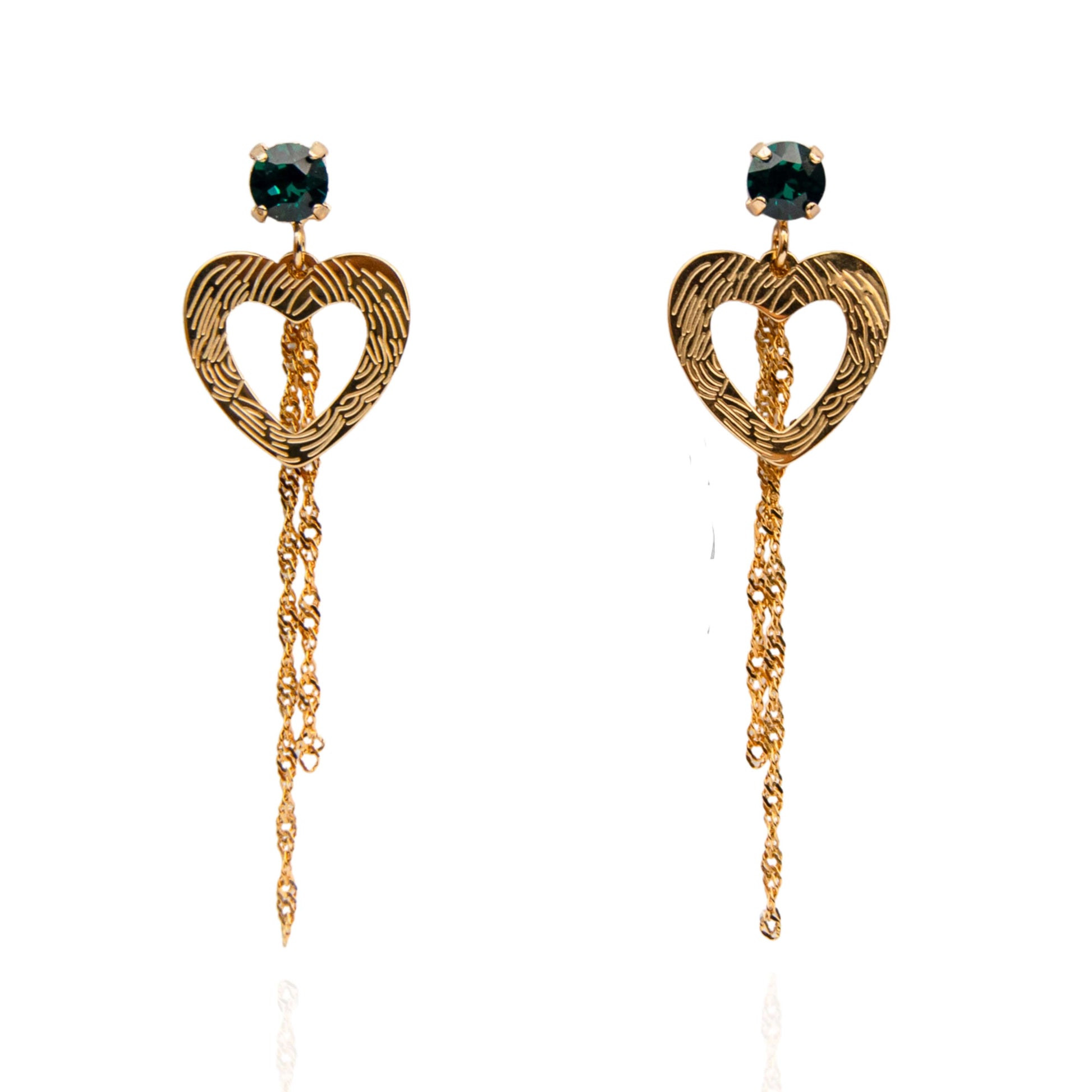 Hella - Goudkleurige statement hartjes oorbellen met emerald Swarovski oorstekers - Oorbellen - Keelin Design