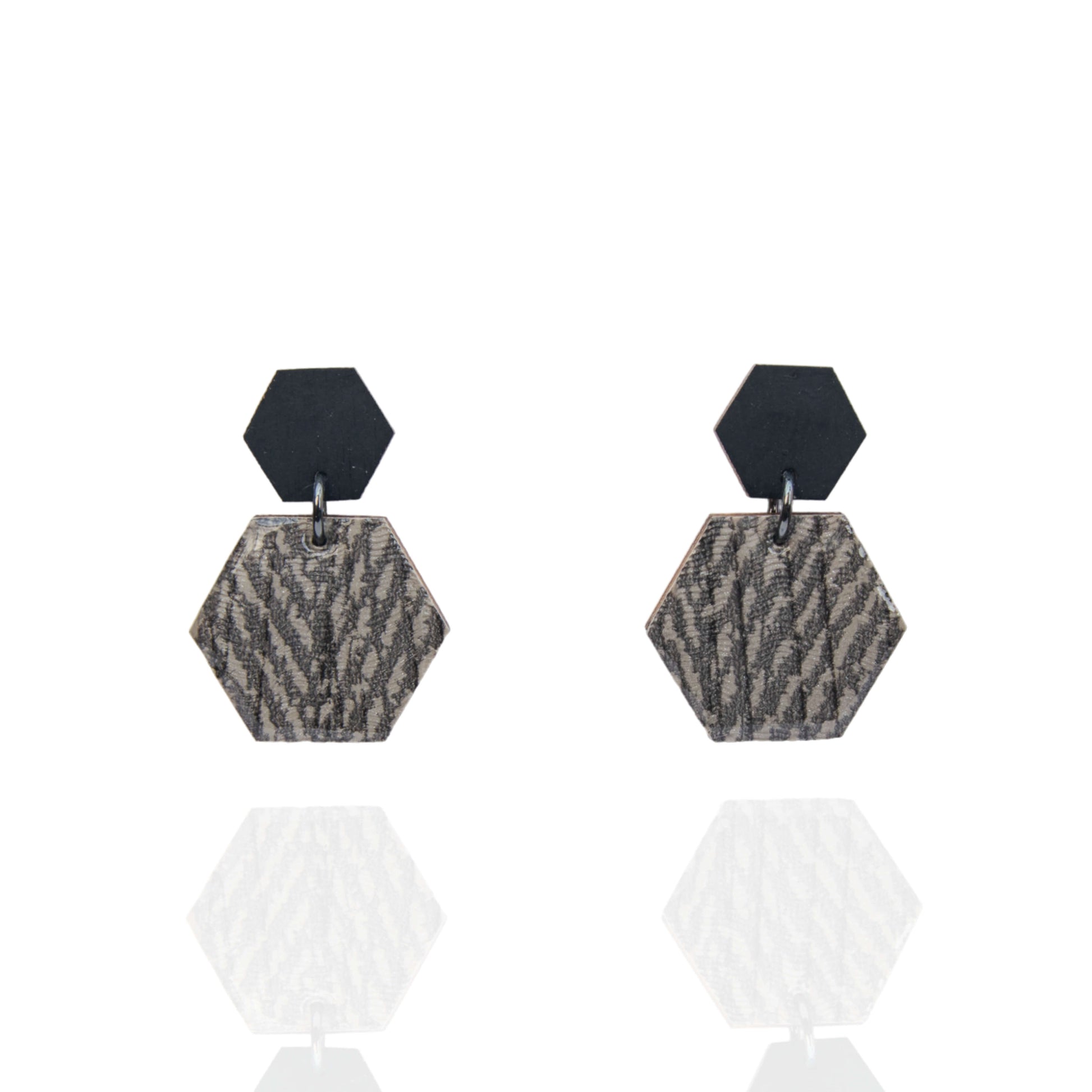 Cara - Hexagon vormige houten oorbellen met trendy print - Oorbellen - Keelin Design