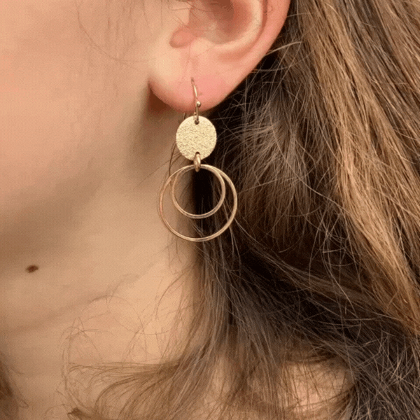 Cato - Speelse goudkleurige oorbellen met ronde vormen - Oorbellen - Keelin Design