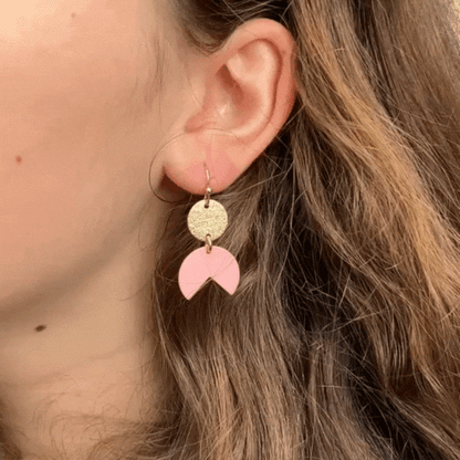 Lizzy - Fijne goudkleurige oorbellen met een kleurrijke touch - Oorbellen - Keelin Design