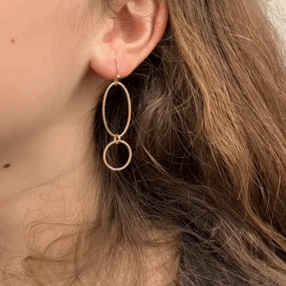 Hanna - Fijne goudkleurige geometrische oorbellen - Oorbellen - Keelin Design
