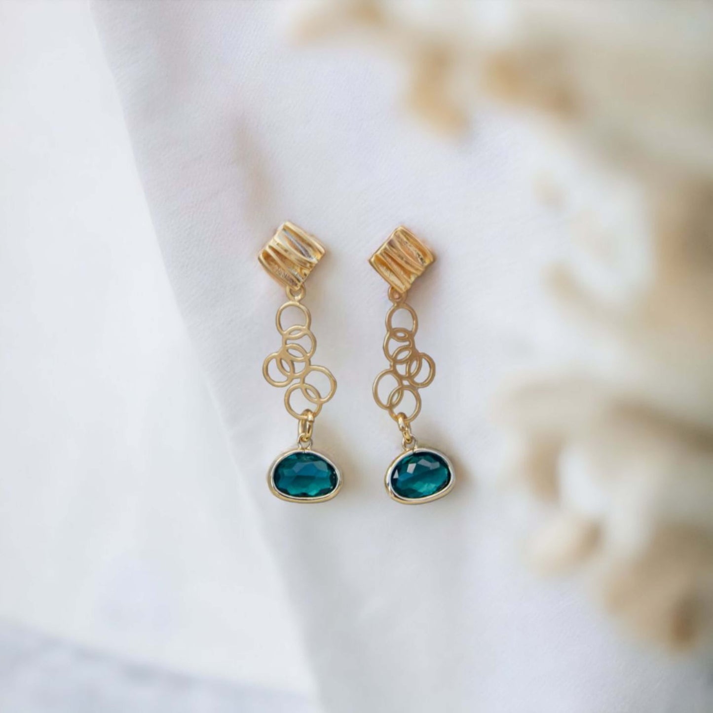 Rania - Verfijnde oorbellen met een subtiele kleurrijke touch - Emerald - Oorbellen - Keelin Design