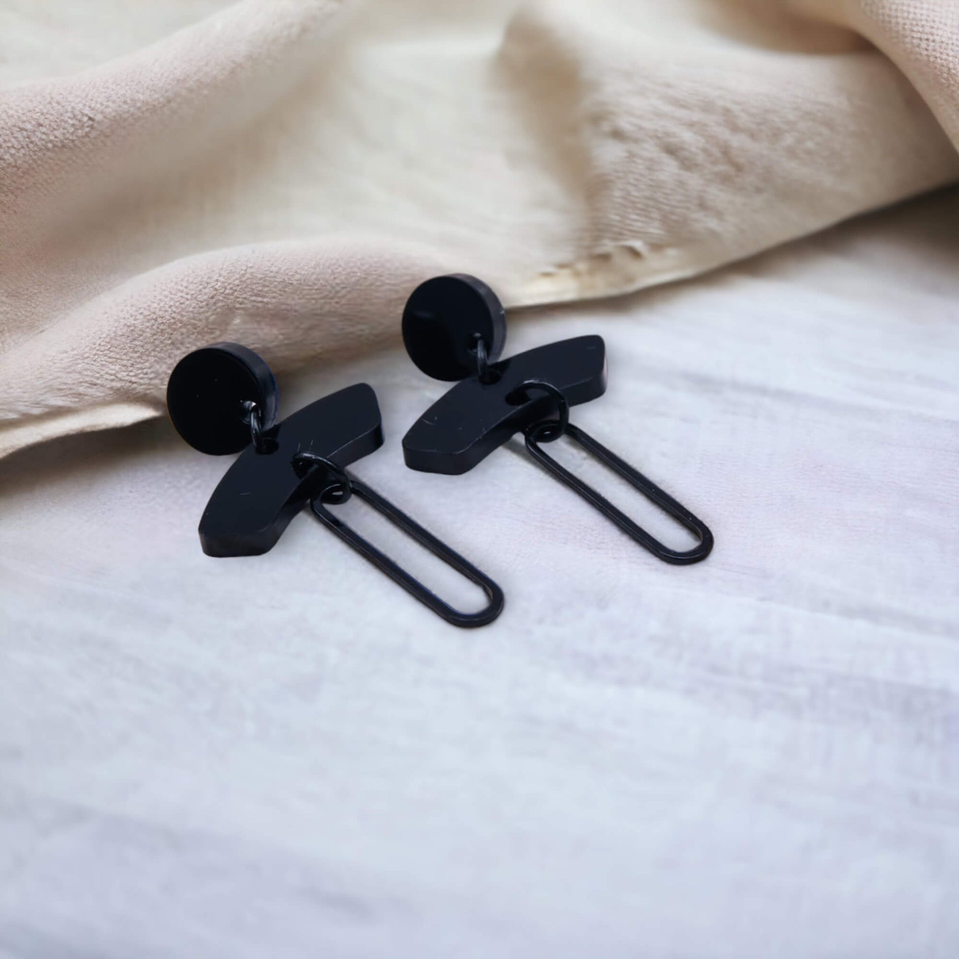 Juna - Fijne, duurzame oorbellen uit glanzend zwart gerecycleerd acryl - Oorbellen - Keelin Design
