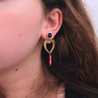 Ditte - Goudkleurige statement hartjes oorbellen met roze schelpkraal en Swarovski oorstekers - Oorbellen - Keelin Design