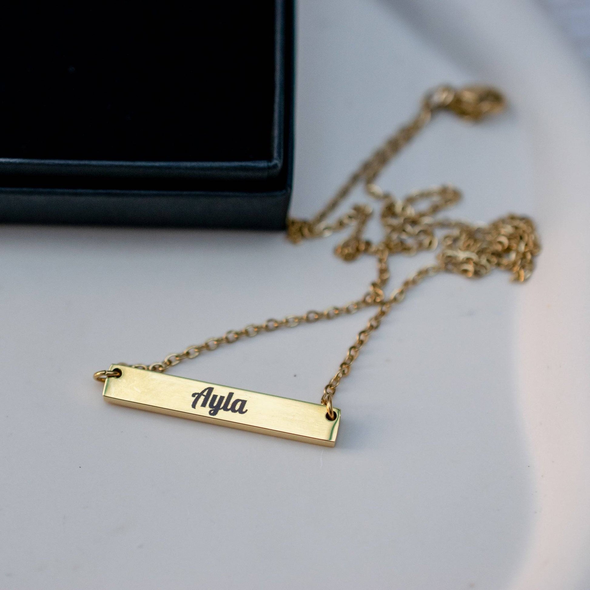 Keelin Design Bar Ketting met Geboortesteen - Naamketting geboortesteen (achterzijde)
