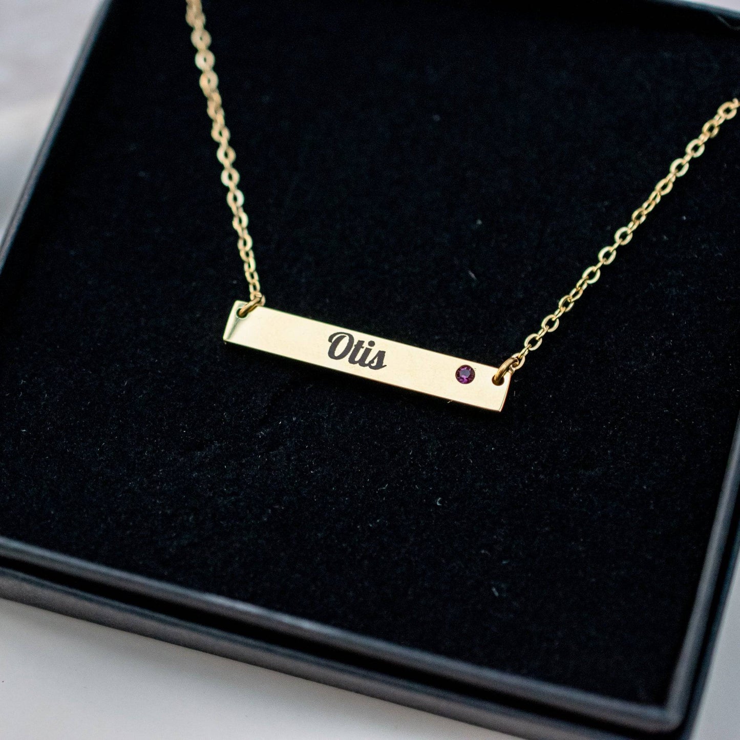 Keelin Design Bar Ketting met Geboortesteen - Naamketting geboortesteen (close-up)