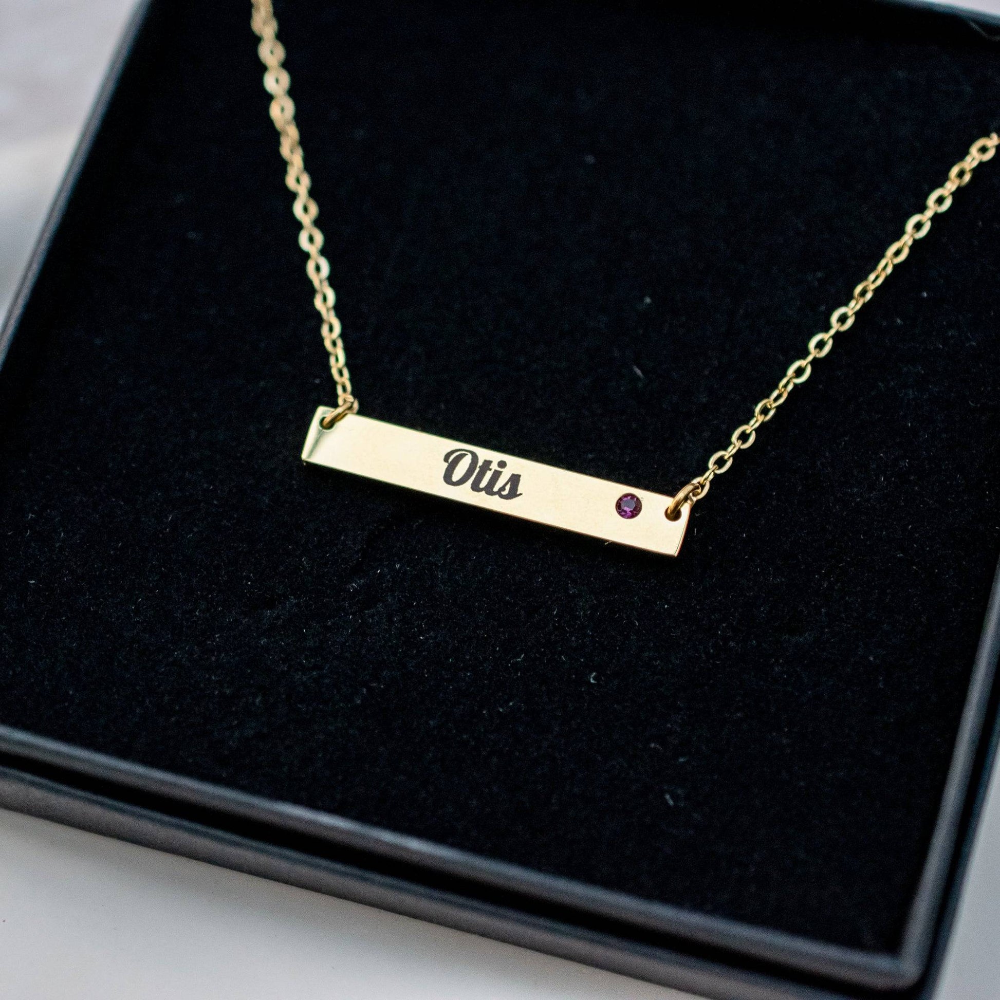 Keelin Design Bar Ketting met Geboortesteen - Naamketting geboortesteen (close-up)