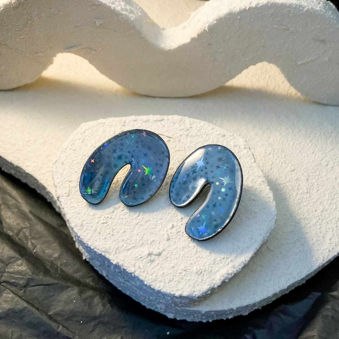 Keelin Design, Handgemaakte Oorbellen · Aurora · Statement Boog Oorbellen · Holografisch