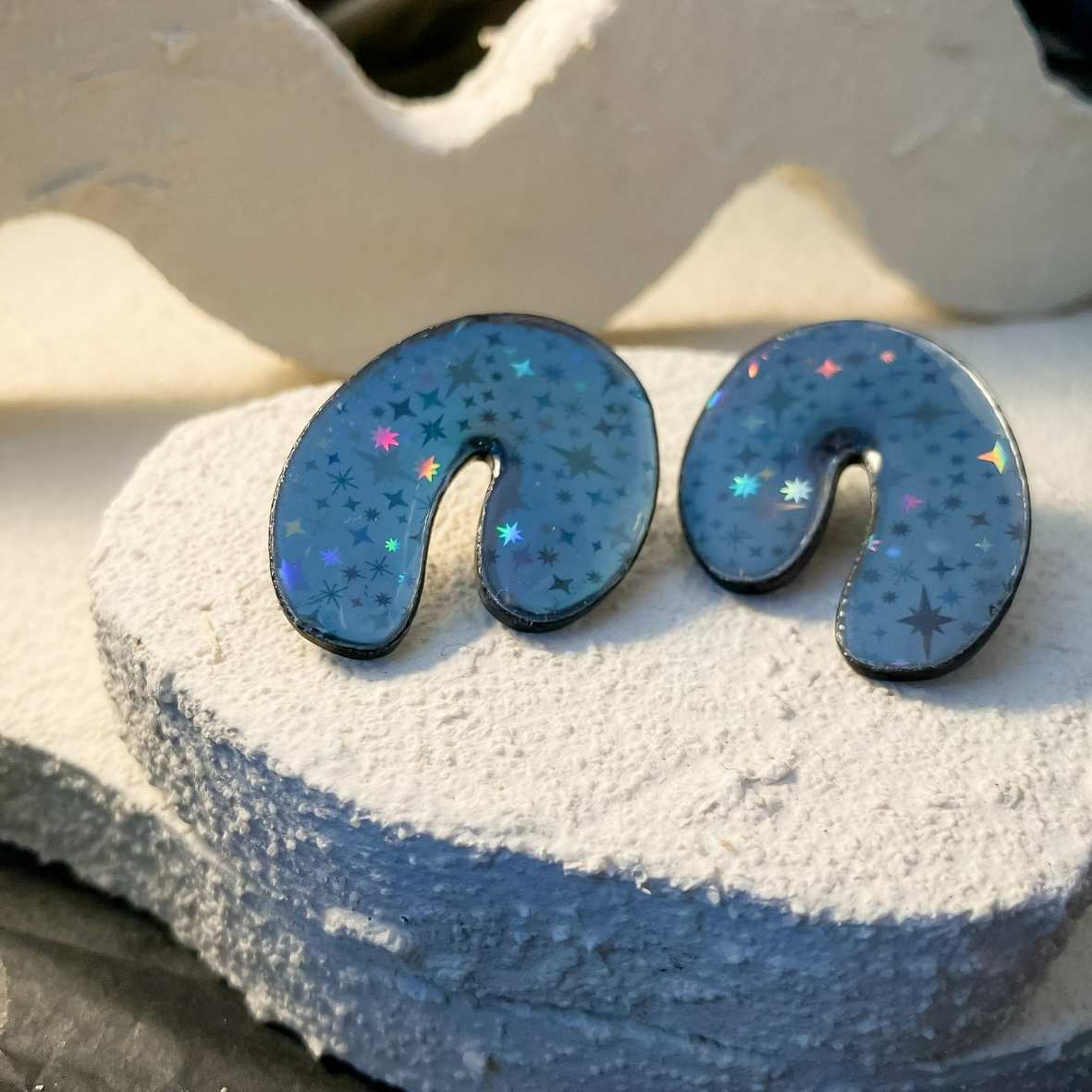 Keelin Design, Handgemaakte Oorbellen · Aurora · Statement Boog Oorbellen · Holografisch (close-up)