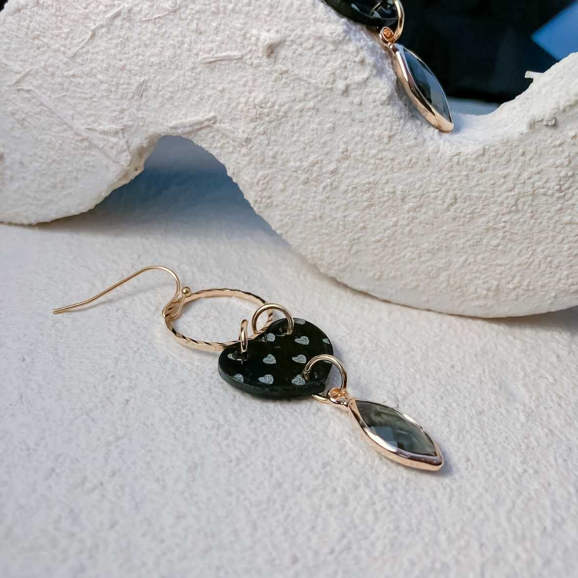 Keelin Design, Handgemaakte Oorbellen · Isabelle · Statement Hartjes Oorbellen met Metallic Gouden Hartjes Gravure · Glashanger (close-up)