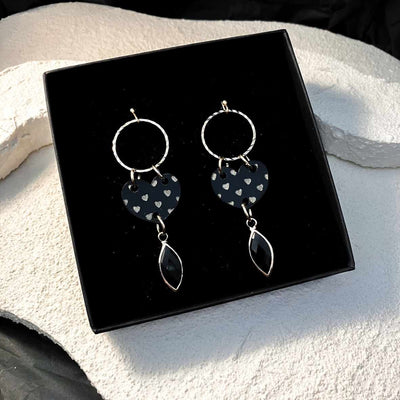 Keelin Design, Handgemaakte Oorbellen · Isabelle · Statement Hartjes Oorbellen met Metallic Gouden Hartjes Gravure · Glashanger (in doosje)