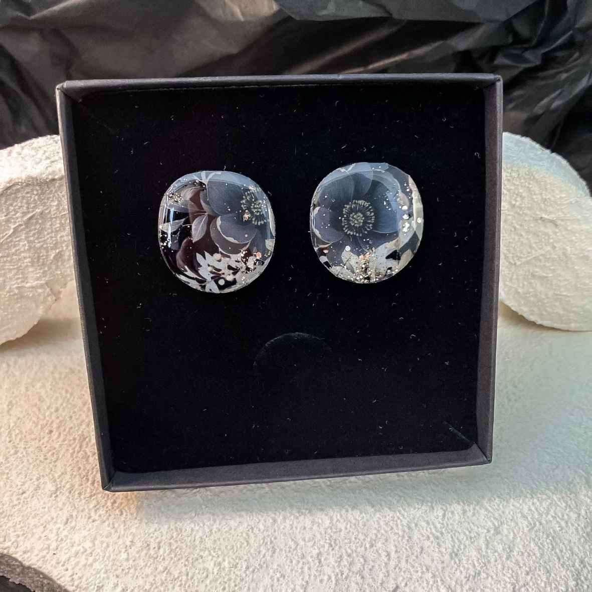 Keelin Design, Handgemaakte Oorbellen · Ivy · Statement Oorstekers · Floral Zwart (in doosje)