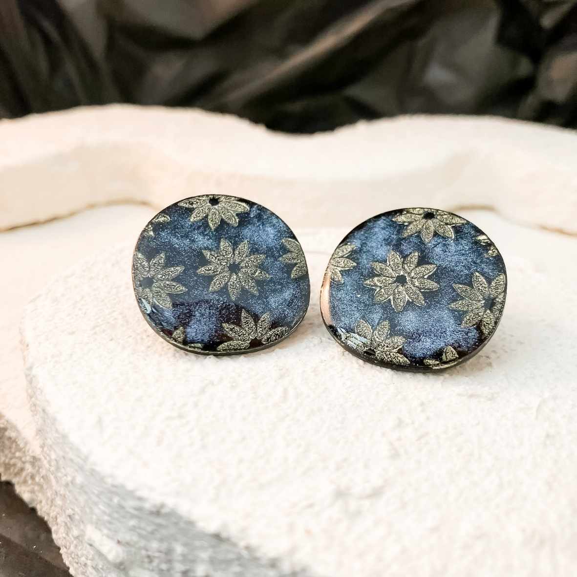 Keelin Design, Handgemaakte Oorbellen · Ivy · Statement Oorstekers · Gebloemd (close-up)