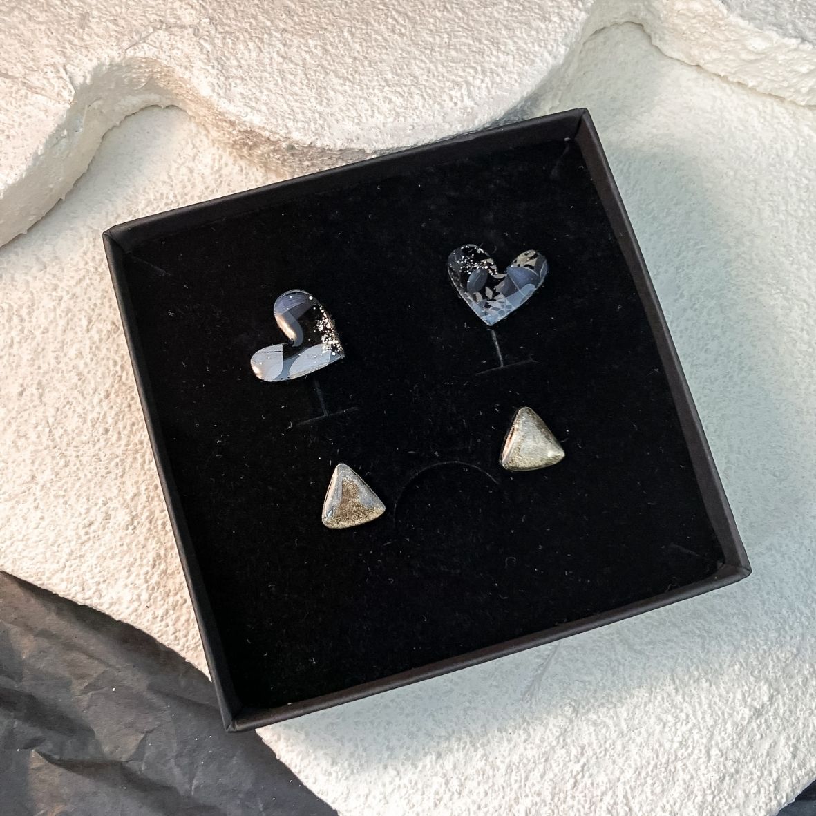 Keelin Design, Handgemaakte Oorbellen · Juliette · MINI Oorstekers Set · 2 Paar · Floral Black (in doosje)