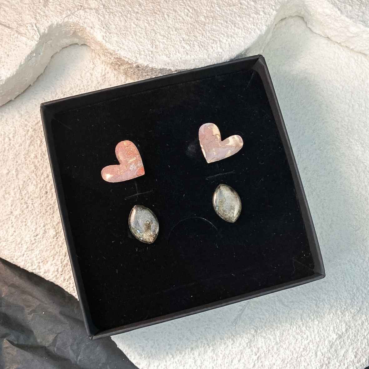 Keelin Design, Handgemaakte Oorbellen · Juliette · MINI Oorstekers Set · 2 Paar · Handgeschilderd Metallic (in doosje)