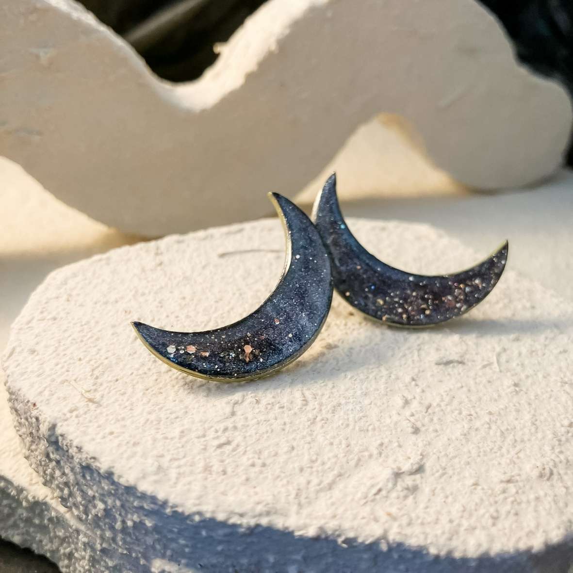 Keelin Design, Handgemaakte Oorbellen · Maan Oorbellen · Wit Met Gouden Glitter Details · Metallic kleuren (close-up)