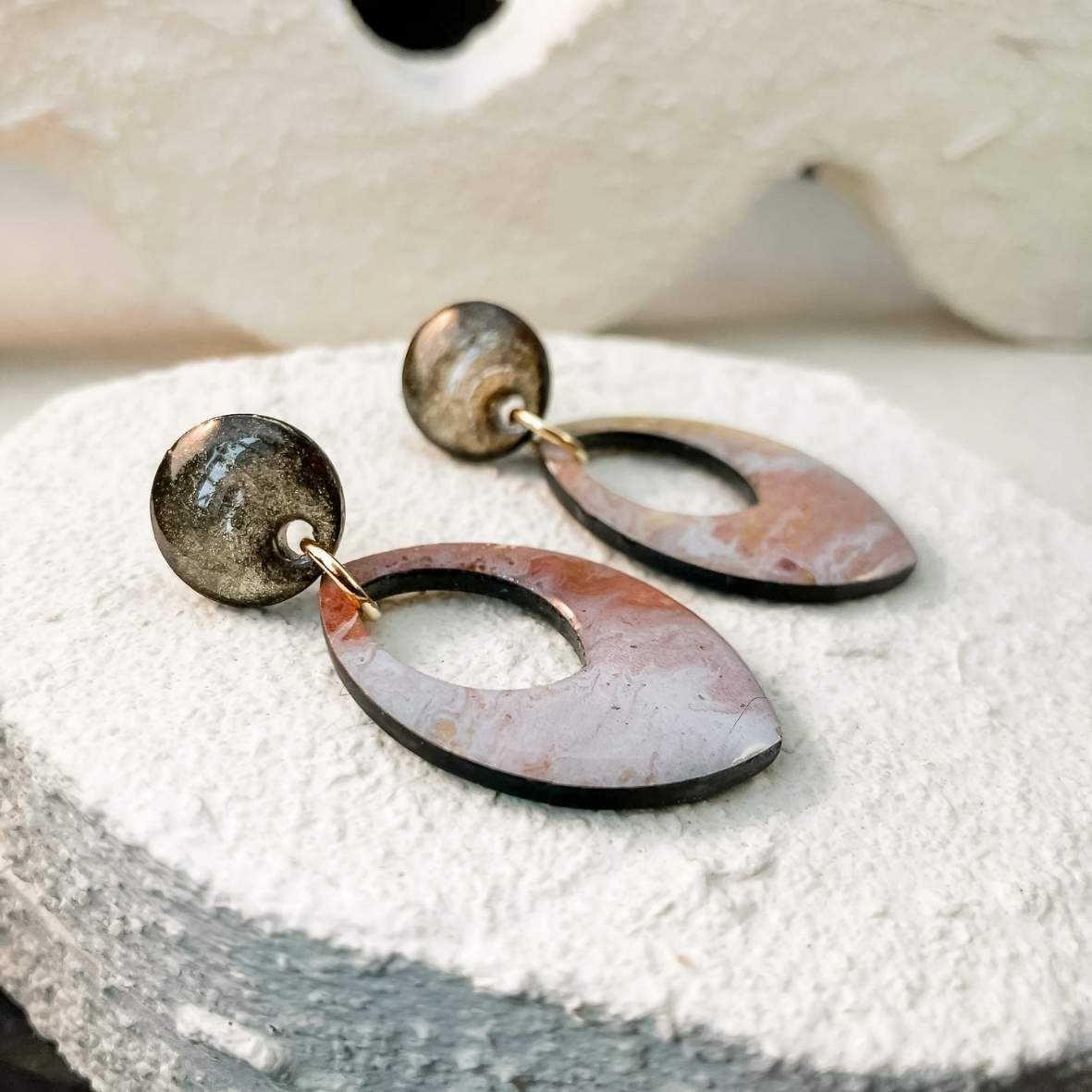 Keelin Design, Handgemaakte Oorbellen · Nina · Marquize Hanger Oorbellen · Handgeschilderd Metallic (close-up)