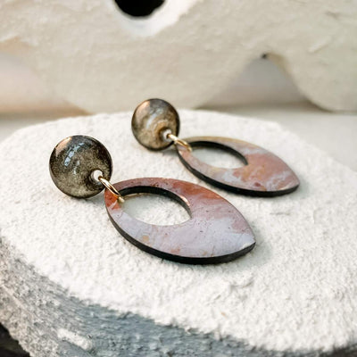 Keelin Design, Handgemaakte Oorbellen · Nina · Marquize Hanger Oorbellen · Handgeschilderd Metallic (close-up)