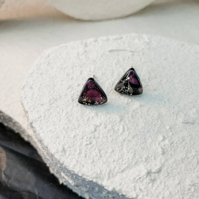 Keelin Design, Handgemaakte Oorbellen · Nova · MINI Driehoek Oorstekers · Floral Burgundy