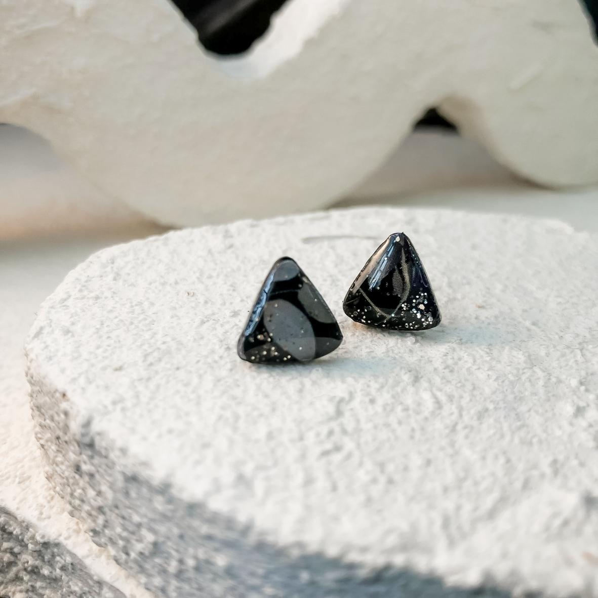 Keelin Design, Handgemaakte Oorbellen · Nova · MINI Driehoek Oorstekers · Floral Zwart (close-up)