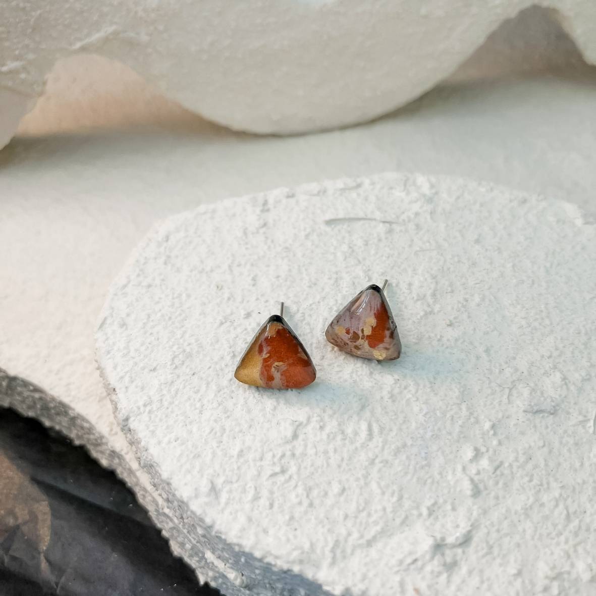 Keelin Design, Handgemaakte Oorbellen · Nova · MINI Driehoek Oorstekers · Handgeschilderd Metallic