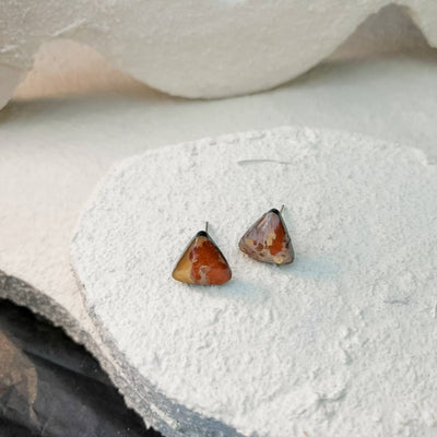 Keelin Design, Handgemaakte Oorbellen · Nova · MINI Driehoek Oorstekers · Handgeschilderd Metallic