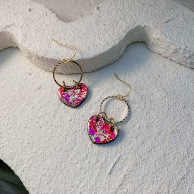 Keelin Design, Handgemaakte Oorbellen · Rosalie · Hartjes Oorbellen met Metallic Flakes Goud Paars Rood