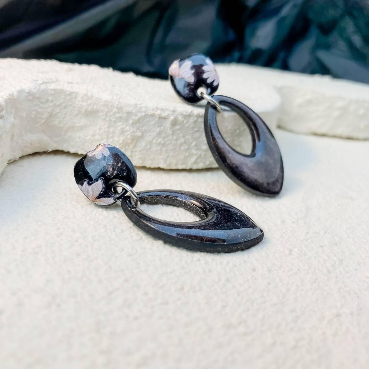 Keelin Design, Handgemaakte Oorbellen · Trix · Marquise Vorm Midi Oorbellen · Lente Bloesem (close-up)