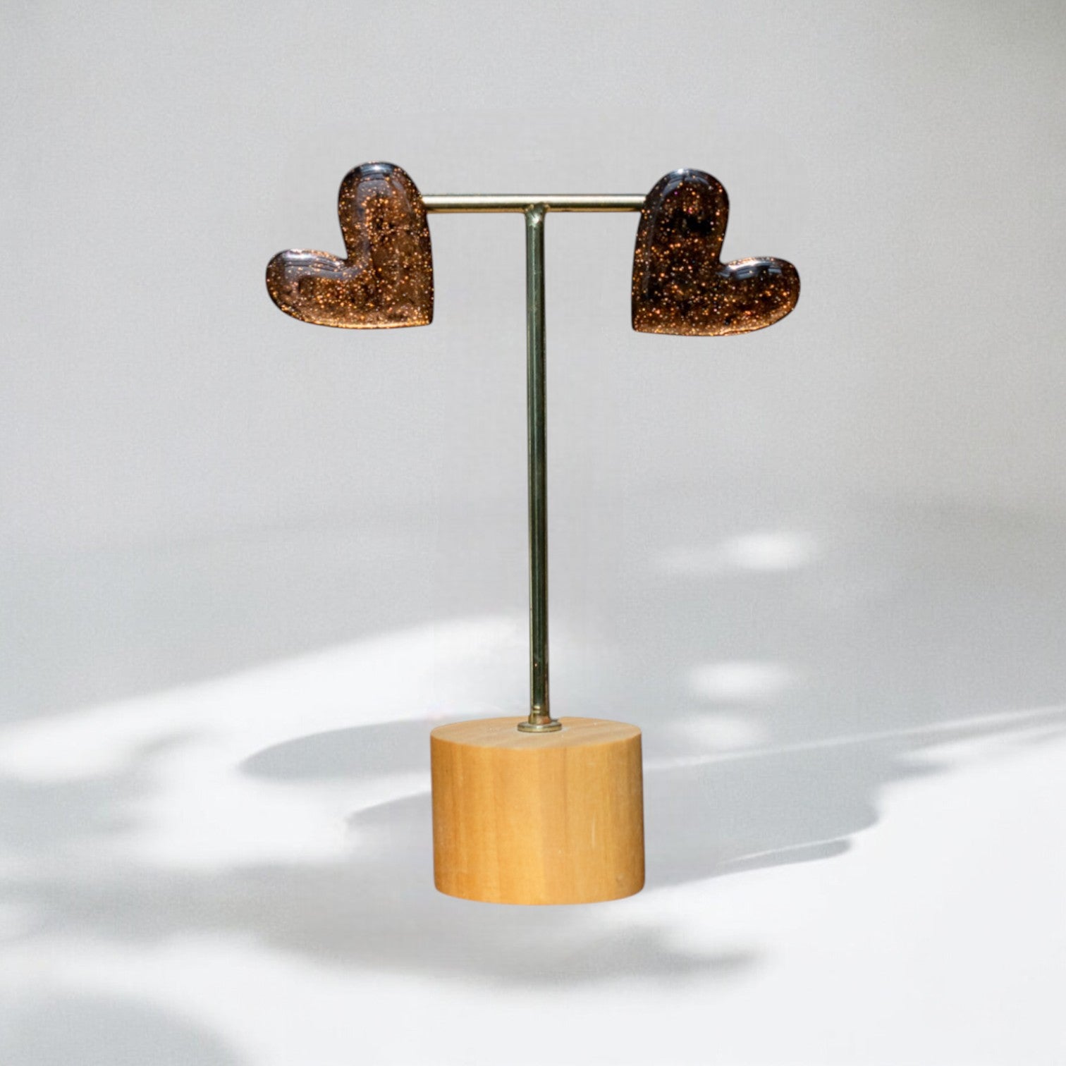 Keelin Design, Handmade Jewelry - Liene Statement Hartjes Oorstekers - Midi (Dirty Roest)