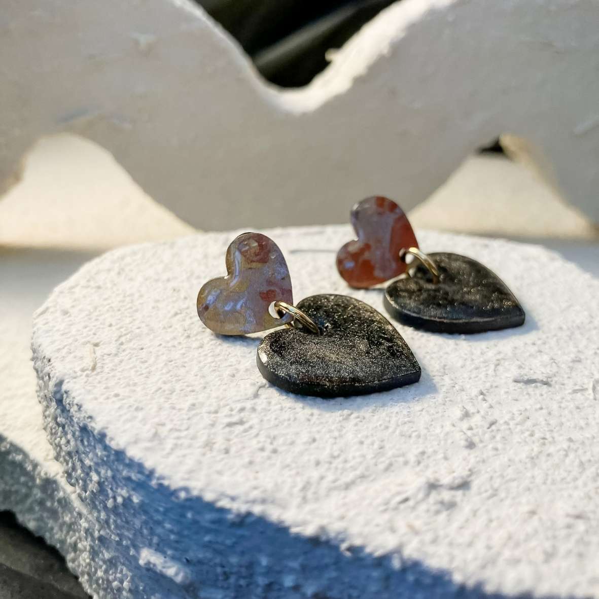 Keelin Design, Handgemaakte Oorbellen · Aida · Handgeschilderde Hartjes Oorbellen · Metallic kleuren (close-up)