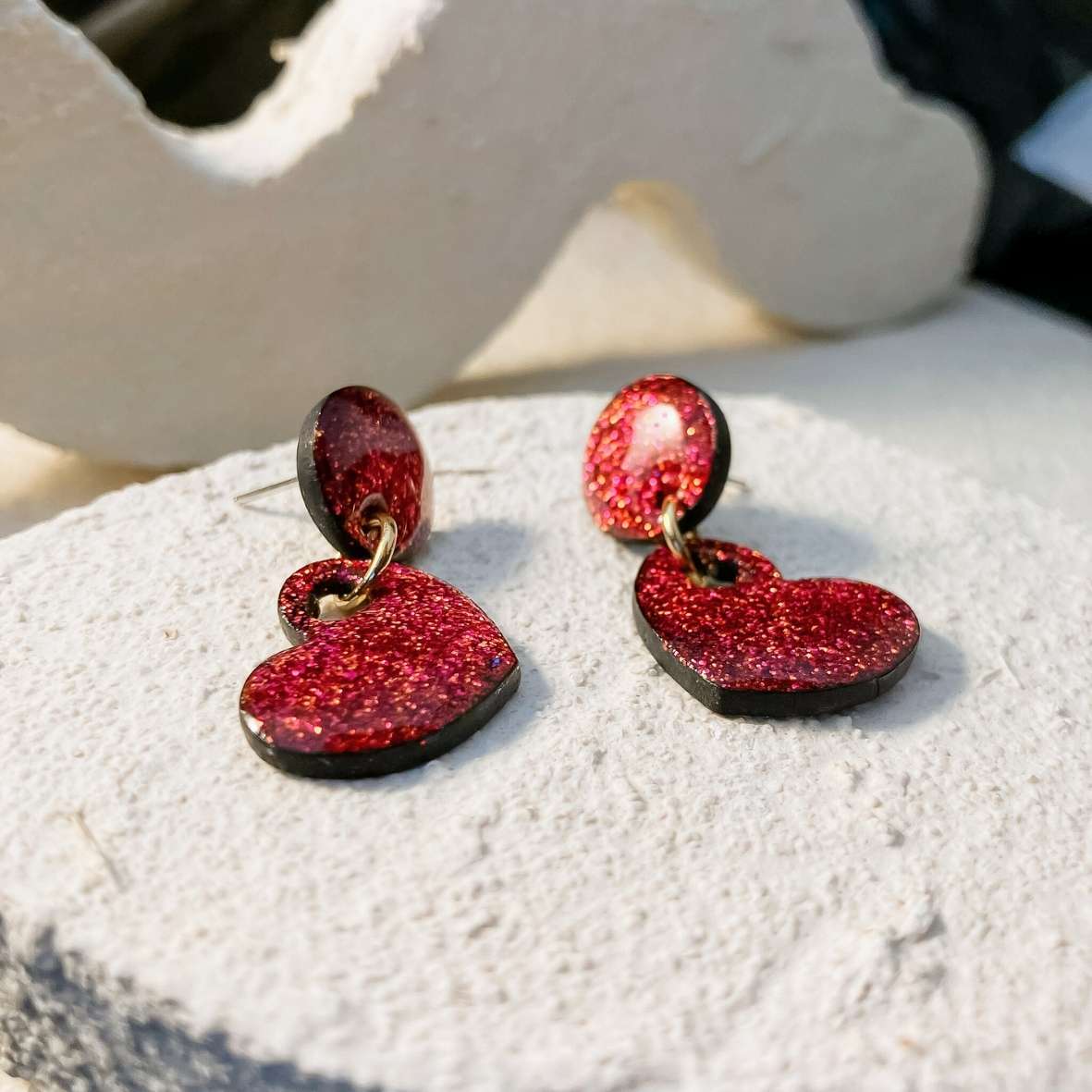 Keelin Design, Handgemaakte Oorbellen · Cora · Hartjes Oorbellen · Koraal Glitter (close-up)