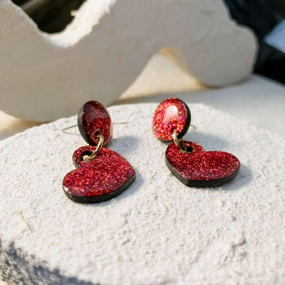 Keelin Design, Handgemaakte Oorbellen · Cora · Hartjes Oorbellen · Koraal Glitter (close-up)