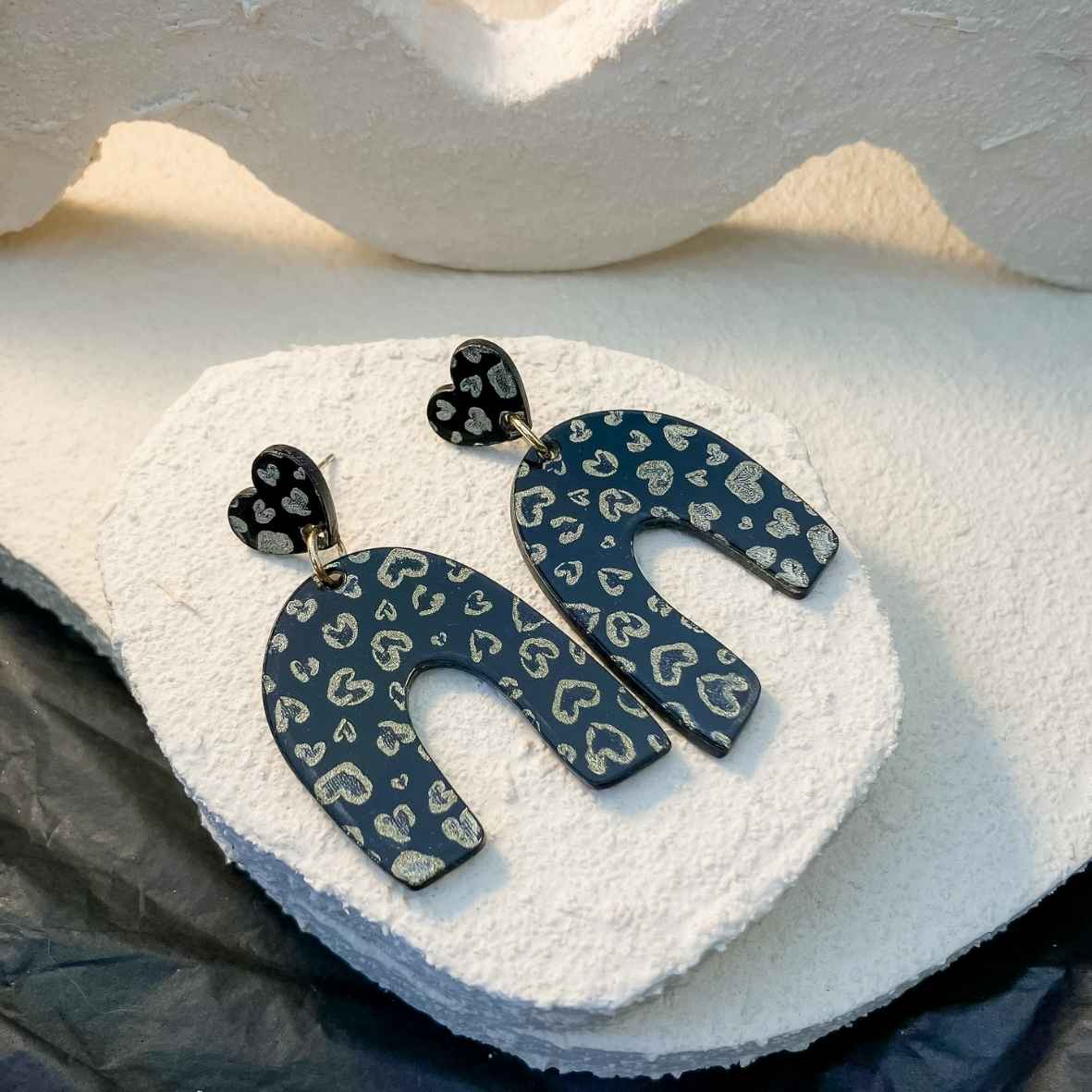 Keelin Design, Handgemaakte Oorbellen · Elien · Statement Oorbellen · Gouden Leopard Love Gravure