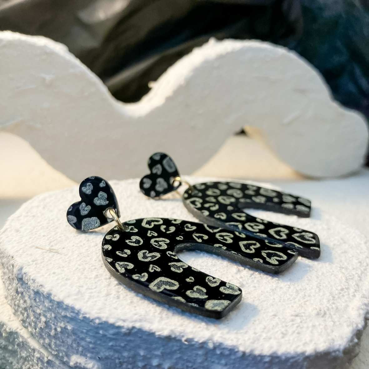 Keelin Design, Handgemaakte Oorbellen · Elien · Statement Oorbellen · Gouden Leopard Love Gravure (close-up)