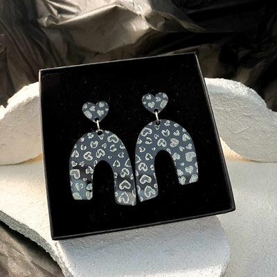 Keelin Design, Handgemaakte Oorbellen · Elien · Statement Oorbellen · Gouden Leopard Love Gravure (in doosje)