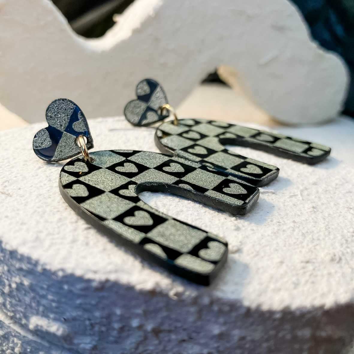 Keelin Design, Handgemaakte Oorbellen · Elien · Statement Oorbellen · Gouden Retro Love Gravure (close-up)