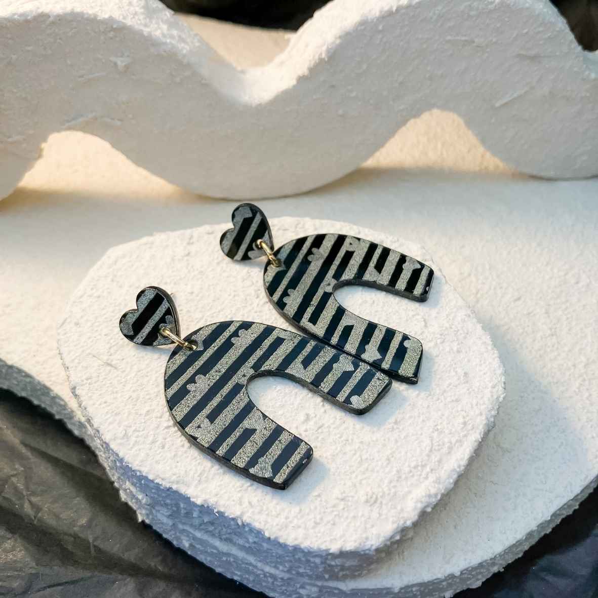 Keelin Design, Handgemaakte Oorbellen · Elien · Statement Oorbellen · Gouden Stripes Love Gravure