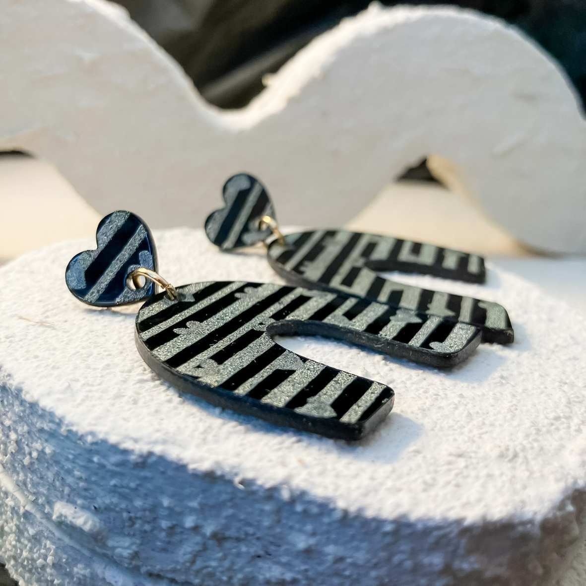 Keelin Design, Handgemaakte Oorbellen · Elien · Statement Oorbellen · Gouden Stripes Love Gravure (close-up)