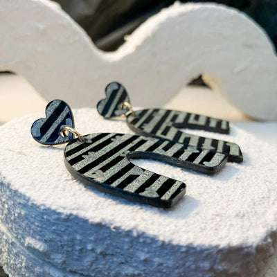 Keelin Design, Handgemaakte Oorbellen · Elien · Statement Oorbellen · Gouden Stripes Love Gravure (close-up)