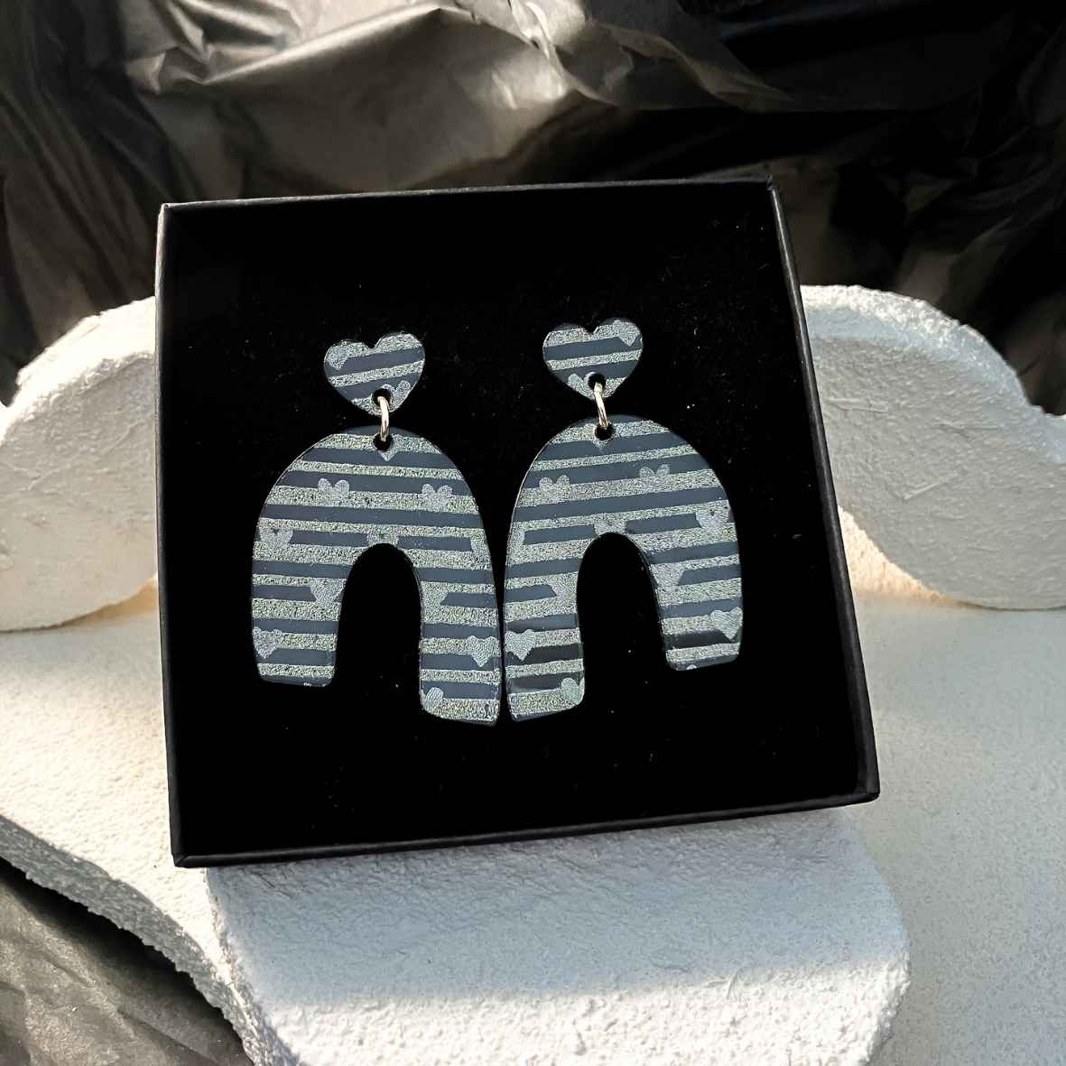 Keelin Design, Handgemaakte Oorbellen · Elien · Statement Oorbellen · Gouden Stripes Love Gravure (in doosje)