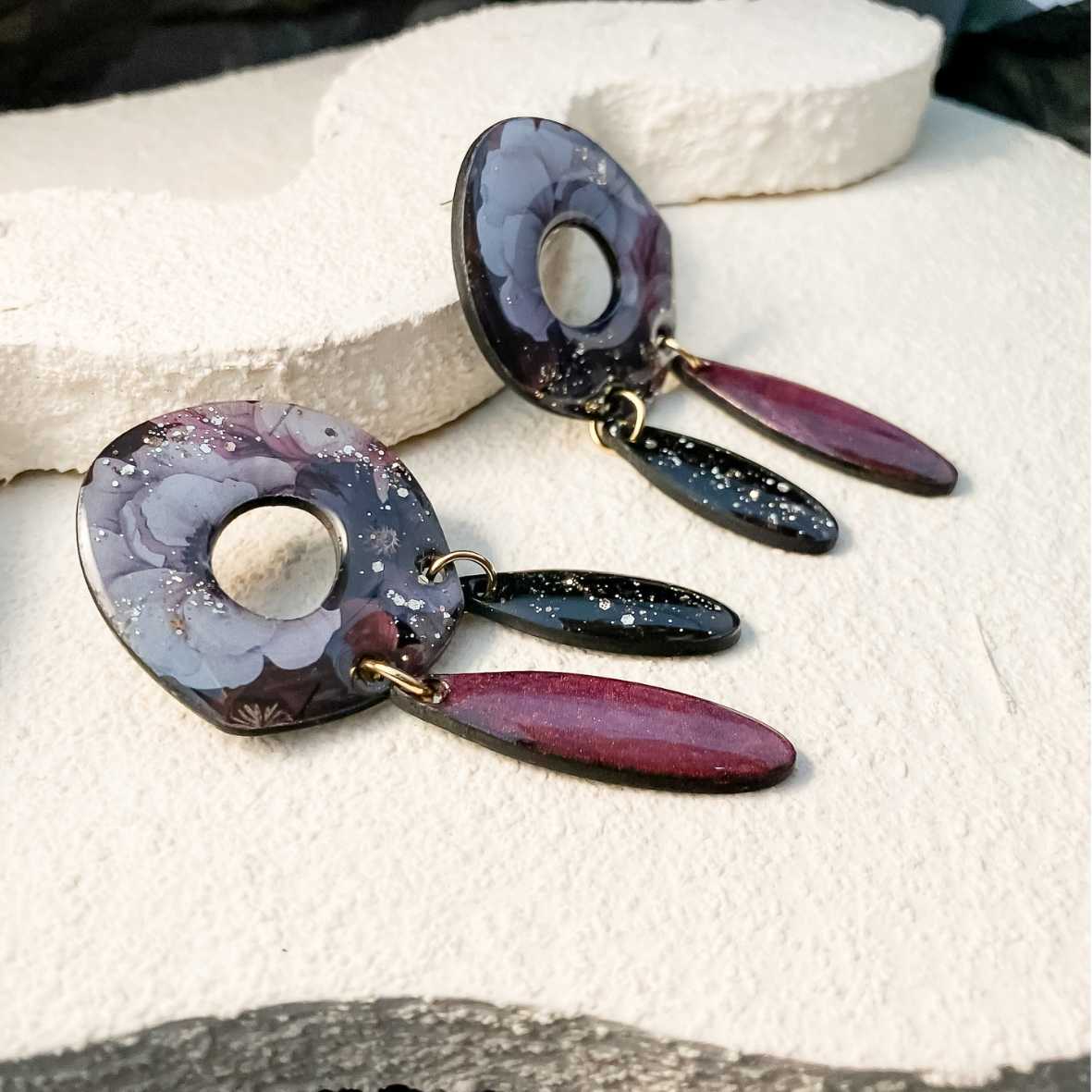 Keelin Design, Handgemaakte Oorbellen · Freya · Statement Oorbellen · Floral Burgundy (close-up)