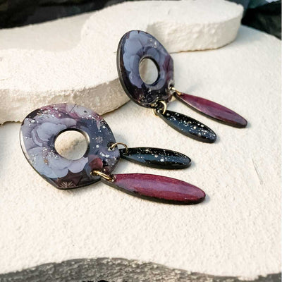 Keelin Design, Handgemaakte Oorbellen · Freya · Statement Oorbellen · Floral Burgundy (close-up)