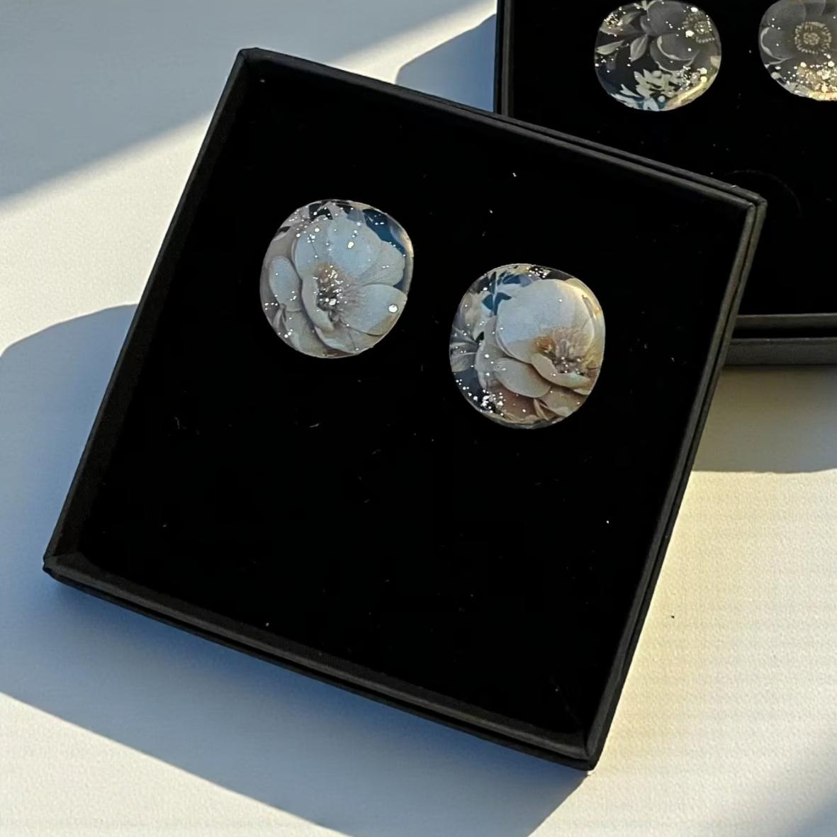 Keelin Design, Handgemaakte Oorbellen · Ivy · Statement Oorstekers · Floral Beige (in doosje)