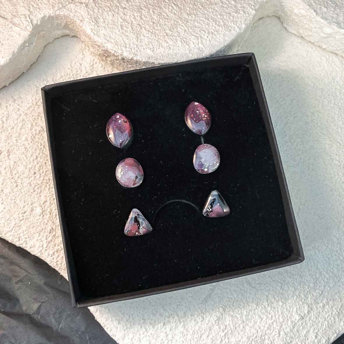 Keelin Design, Handgemaakte Oorbellen · Juline · MINI Oorstekers Set · 3 Paar · Burgundy (in doosje)