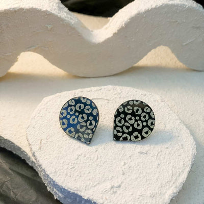 Keelin Design, Handgemaakte Oorbellen · Lena · Omgekeerde Druppel Oorstekers · Luipaard Gravure