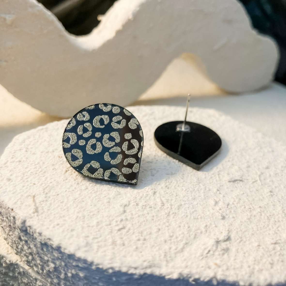 Keelin Design, Handgemaakte Oorbellen · Lena · Omgekeerde Druppel Oorstekers · Luipaard Gravure (oorstekers)