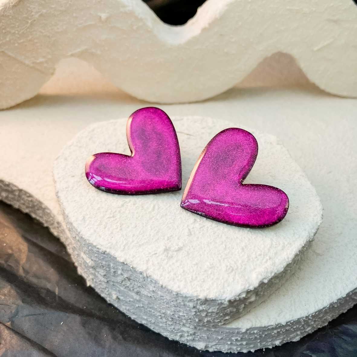 Keelin Design, Handgemaakte Oorbellen · Liene · Statement Hartjes Oorstekers · Magenta